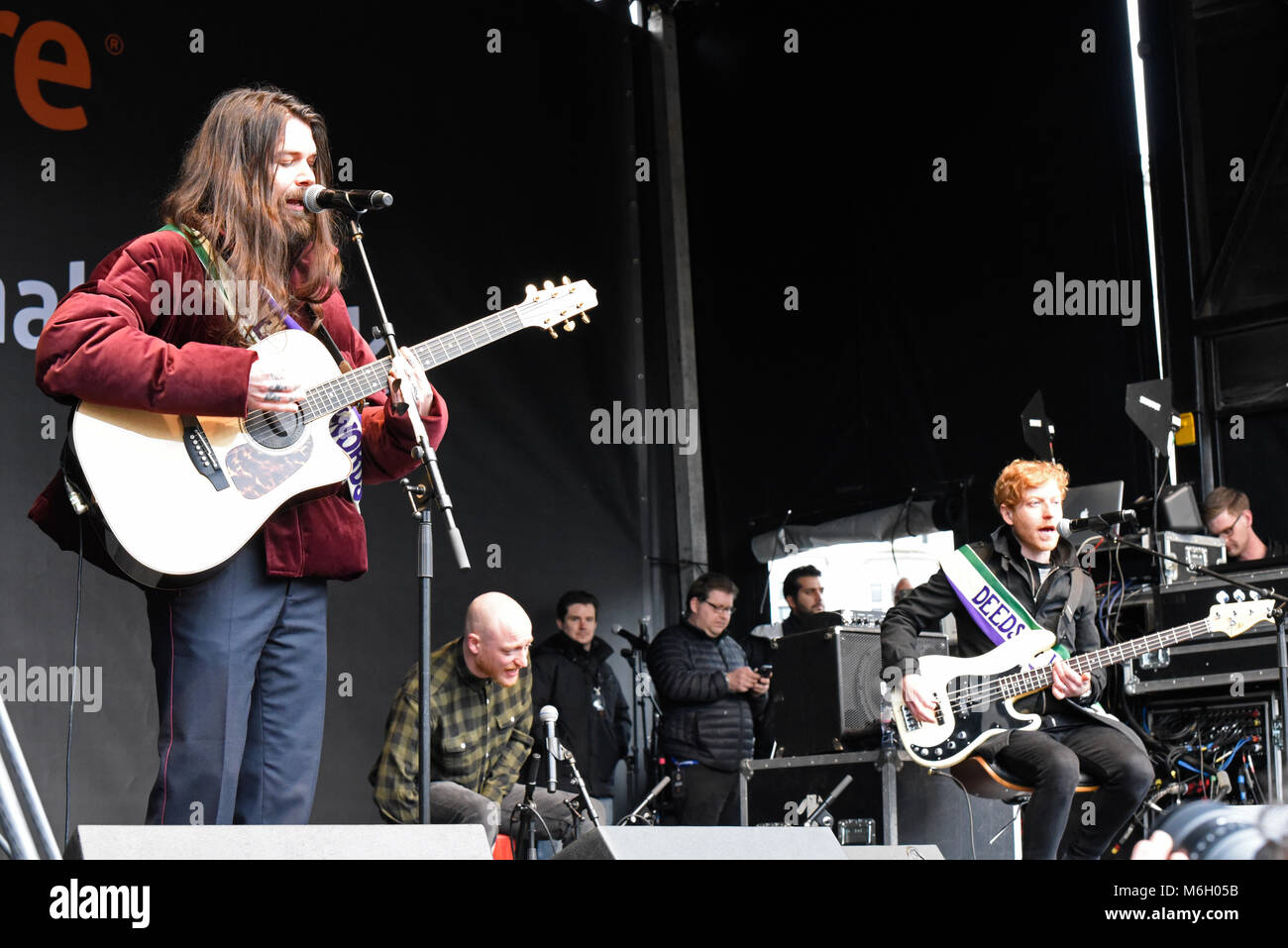 Le 4 mars les femmes. Organisé par Care International un certain nombre de musiciens, des militants, des acteurs et des politiciens se sont joints à des milliers de femmes et de supports de promotion de l'égalité dans le monde. Les manifestants ont marché à Trafalgar Square où des discours et représentations ont été données par les goûts de Biffy Clyro Banque D'Images