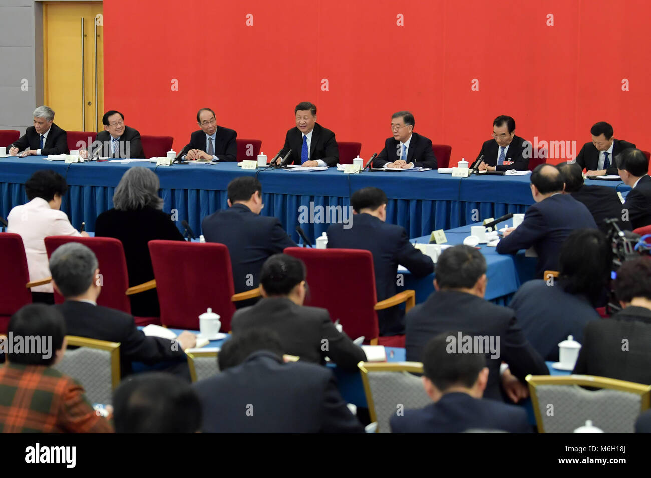 (180304) -- BEIJING, 4 mars 2018 (Xinhua) -- le président chinois Xi Jinping, également secrétaire général du Parti communiste chinois (PCC) et président du Comité central de la Commission militaire centrale, assiste à une discussion de groupe avec les conseillers politiques de la Chine La Chine et la Ligue démocratique Zhi Gong parti, ceux sans affiliation politique et ceux du secteur de Chinois qui reviennent d'outre-mer, Source : Xinhua/Alamy Live News Banque D'Images