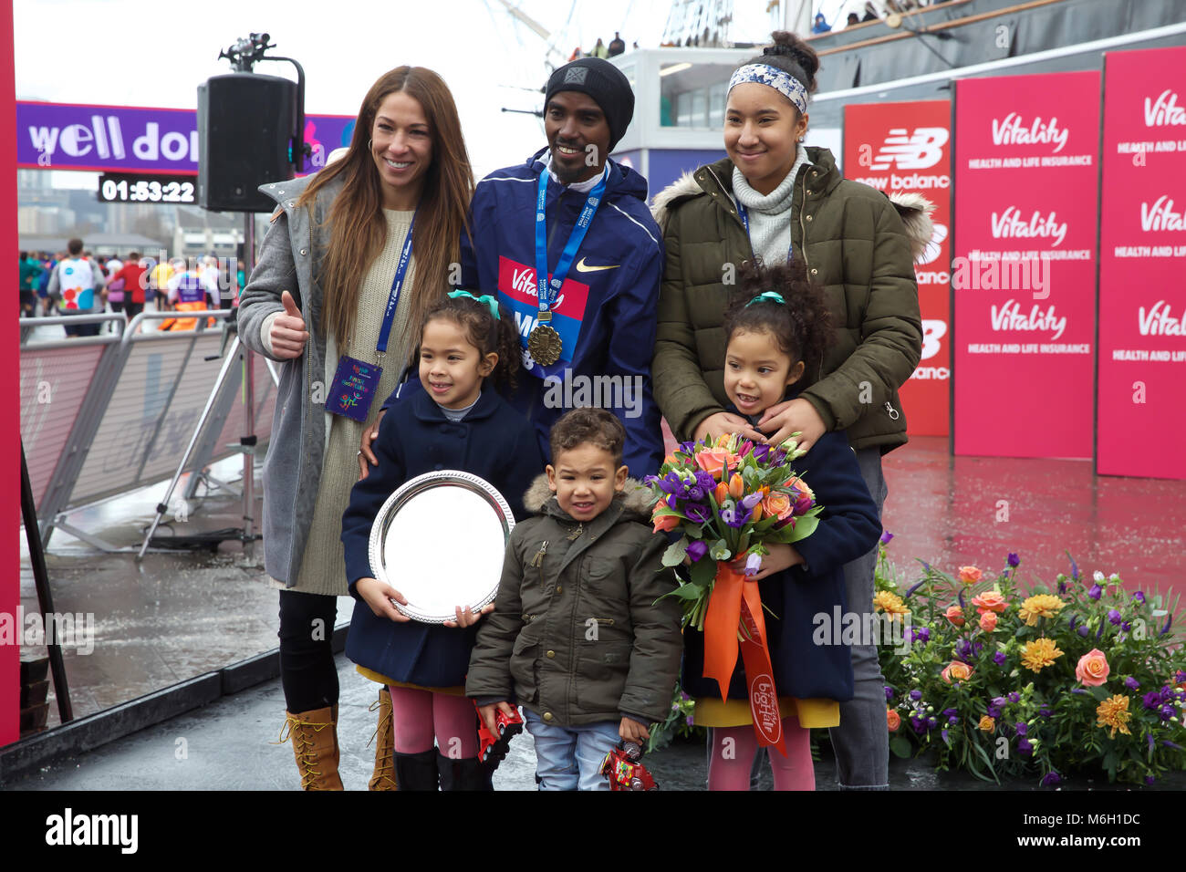 Greenwich, Royaume-Uni, 4 mars 2018,Mo Farah pose avec sa famille après avoir remporté la vitalité demi qui a terminé à Greenwich. Larby Keith crédit/ Alamy Live News Banque D'Images