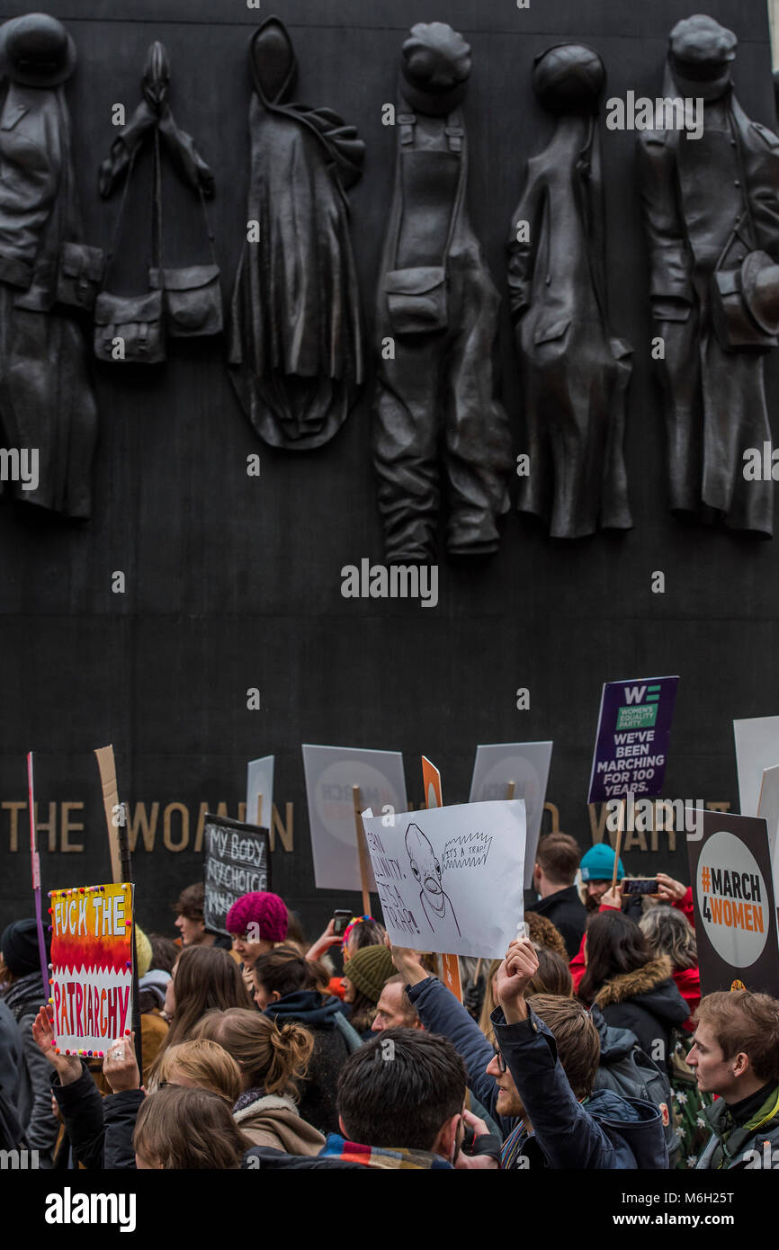 Le passage de la seconde guerre mondiale, les femmes 2 memorial à Whitehall - # 2018 Mars4Femmes, une marche et un rassemblement à Londres pour célébrer la Journée internationale de la femme et de 100 ans depuis la première femme dans l'UK acquise lavis de vote. Organisé par Care International a déclaré à l'ancienne mars cour du palais et s'est terminée par un rassemblement à Trafalgar Square. Crédit : Guy Bell/Alamy Live News Crédit : Guy Bell/Alamy Live News Banque D'Images