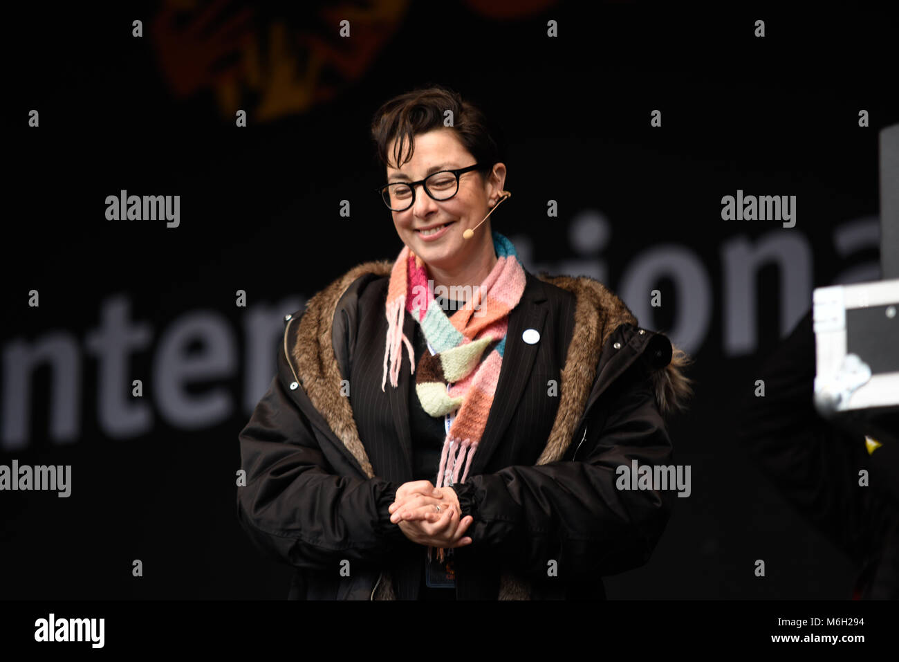 Le 4 mars les femmes. Organisé par Care International un certain nombre de musiciens, des militants, des acteurs et des politiciens se sont joints à des milliers de femmes et de supports de promotion de l'égalité dans le monde. Sue Perkins compering Banque D'Images