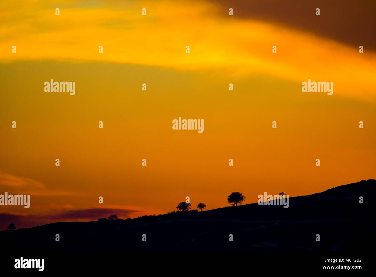 Flintshire, Pays de Galles, Royaume-Uni 4 mars 2018, UK Weather : Storm Emma, et le réchauffement des températures à l'échelle nationale le dégel commence le premier coucher du soleil dans de nombreux jours sur la gamme Clwydian comme le soleil faire une brève mais retour à la couleur du ciel, Flintshire, au Pays de Galles © DGDImages/Alamy Live News Banque D'Images