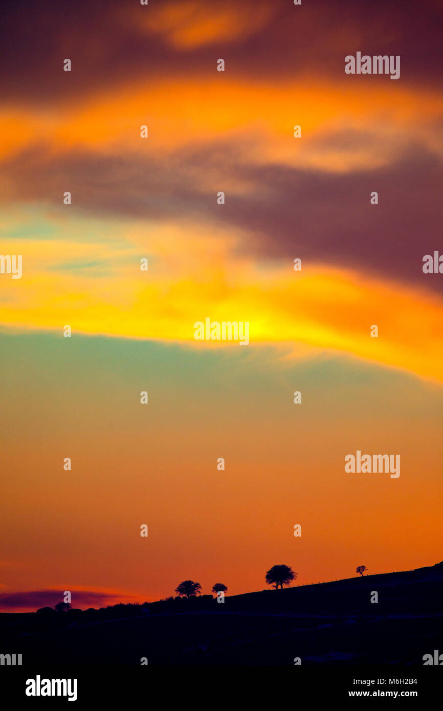 Flintshire, Pays de Galles, Royaume-Uni 4 mars 2018, UK Weather : Storm Emma, et le réchauffement des températures à l'échelle nationale le dégel commence le premier coucher du soleil dans de nombreux jours sur la gamme Clwydian comme le soleil faire une brève mais retour à la couleur du ciel, Flintshire, Galles Â©/DGDImages Alamy Live News Banque D'Images
