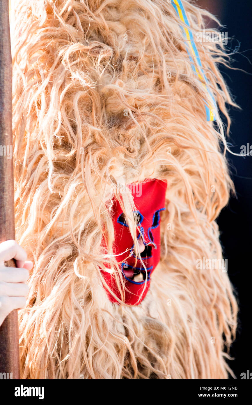 Valdesoto, Espagne. 4 mars, 2018. Un sidro, un masque traditionnel de Valdesoto (Asturies, Espagne), au cours d'Mazcaraes Iviernu, d'un masque ibérique Festival célébré le 4 mars 2018 dans Valdesoto, Asturias, Espagne. Masques Masques ibériques ou d'hiver sont les festivals traditionnels de certaines ville de Portugal et au nord de l'Espagne liées aux cultes celtiques, où les gens sont déguisés avec des masques et des peaux et des chiffons. ©david Gato/Alamy Live News Banque D'Images