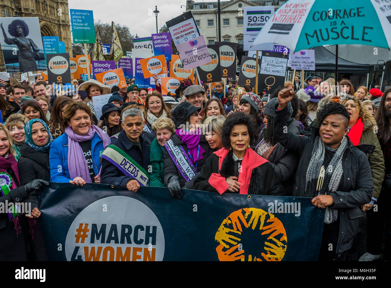 La marche a été dirigé par Sadiq Khan,Sandi Toksvig, Bianca et un groupe de femmes du MP4Mars - # 2018 Femmes, une marche et un rassemblement à Londres pour célébrer la Journée internationale de la femme et de 100 ans depuis la première femme dans le Royaume-Uni ont obtenu le droit de vote. Organisé par Care International a déclaré à l'ancienne mars cour du palais et s'est terminée par un rassemblement à Trafalgar Square. Crédit : Guy Bell/Alamy Live News Banque D'Images