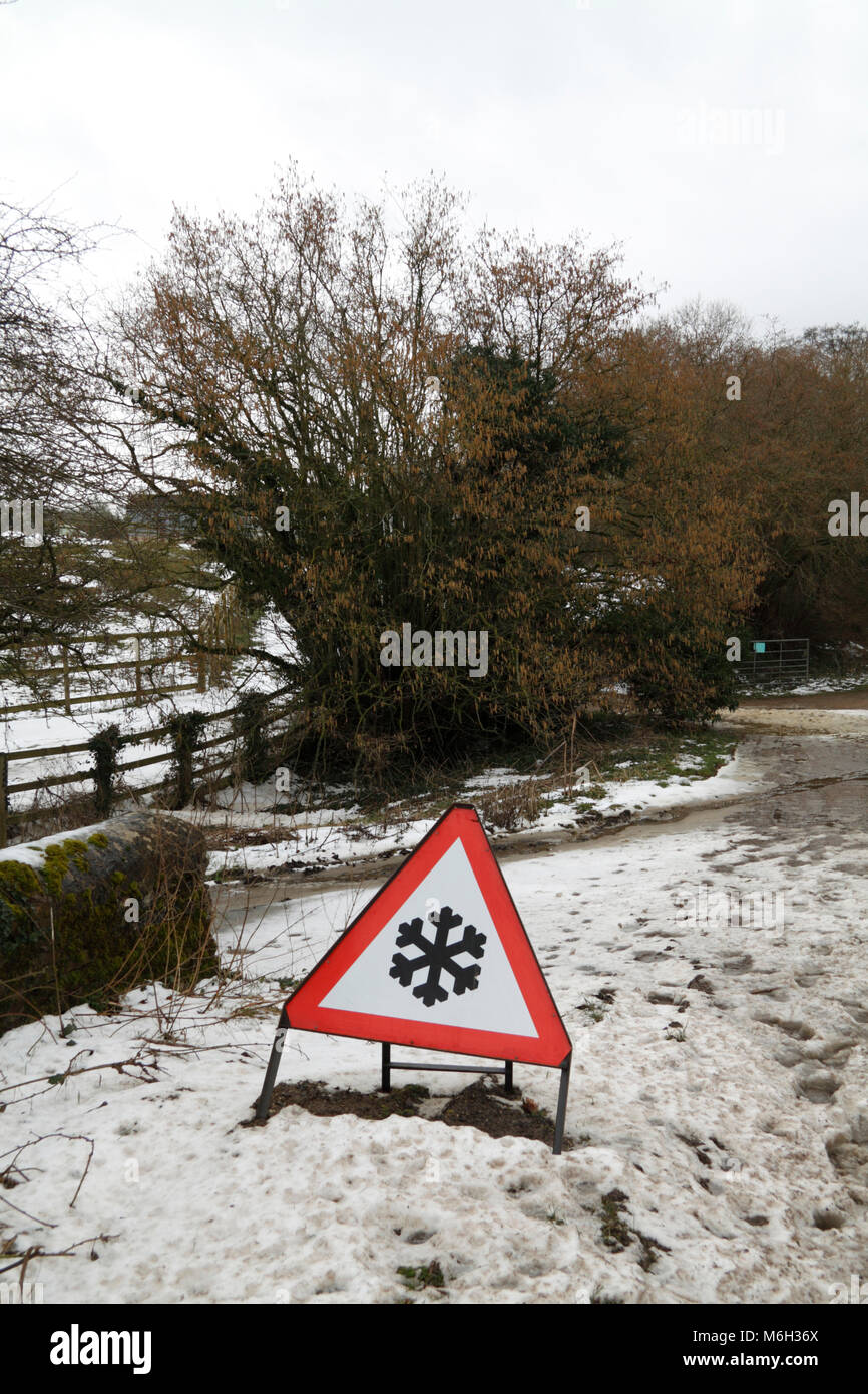 Panneau d'avertissement de neige avant un virage et pentes escarpées 04/03/2018 Melvin Crédit Vert/Alamy Live News Banque D'Images