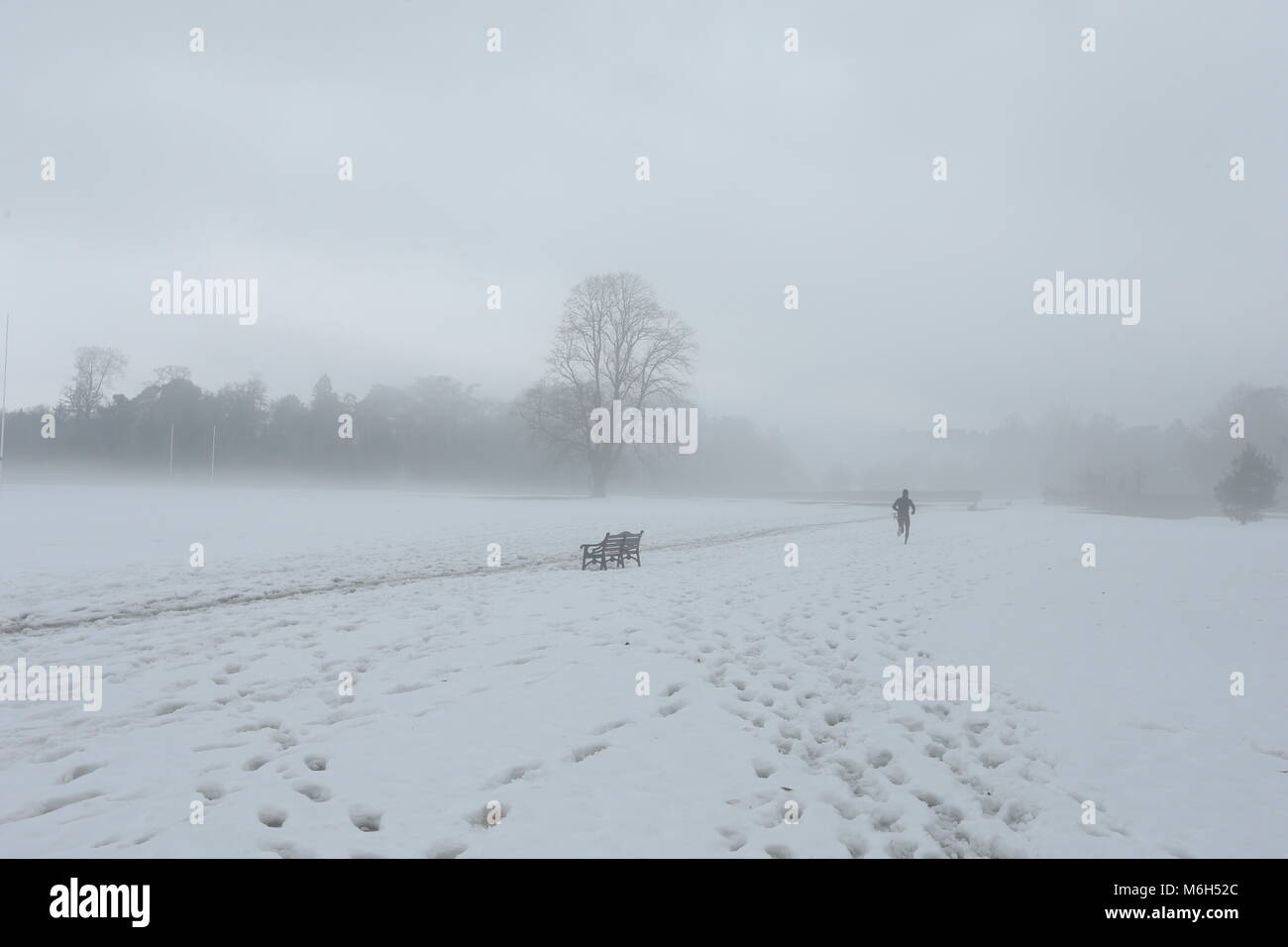 Dublin, Irlande. 4e Mar, 2018. Un jogger s'exécute à travers le brouillard dans un couvert de neige les endroits records à Saint-imier à Dublin. Libre à partir de Dublin, Irlande au cours de la suite de la tempête Emma. Credit : Brendan Donnelly/Alamy Live News Banque D'Images