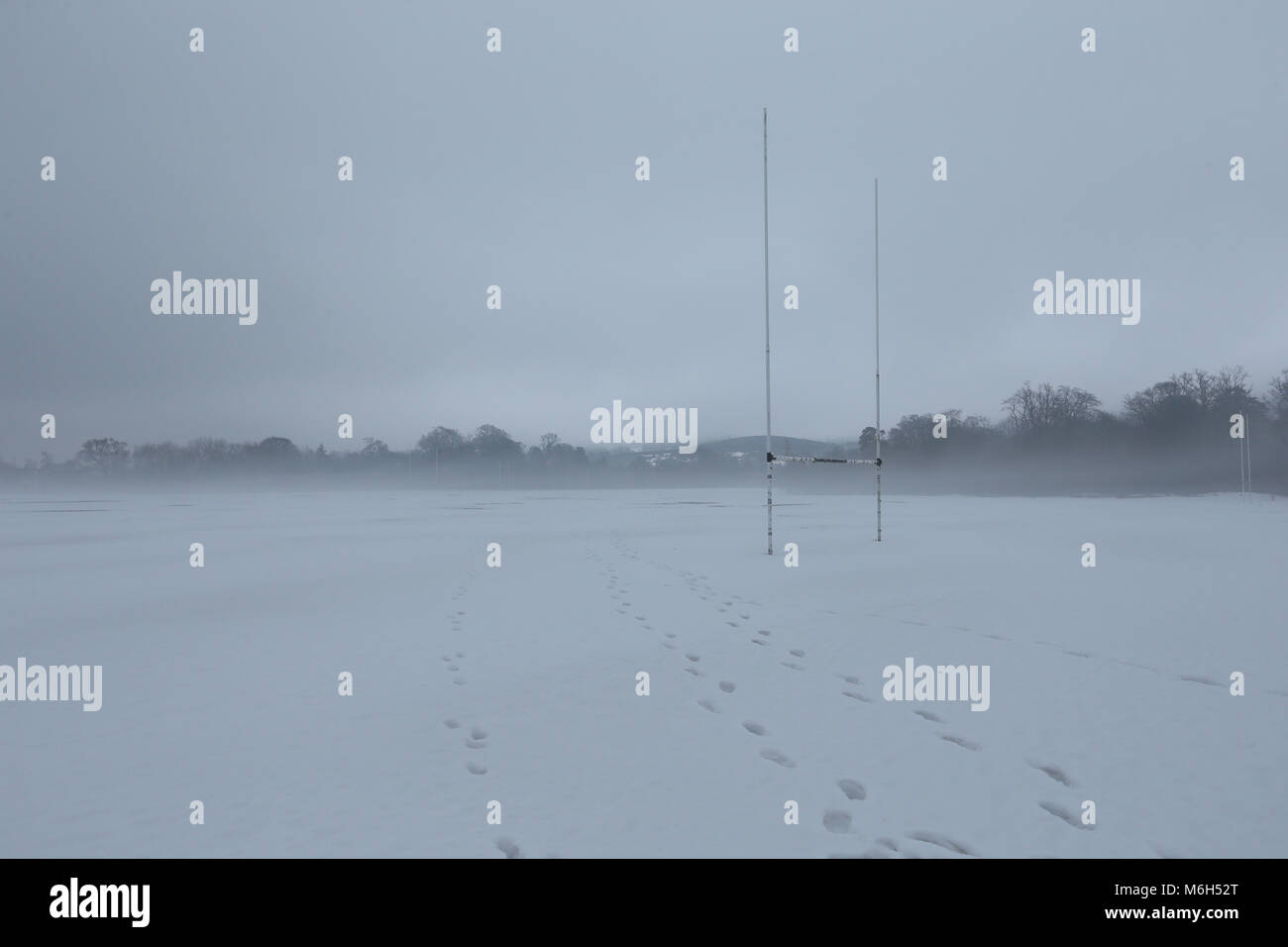 Dublin, Irlande. 4e Mar, 2018. Un terrain couvert de neige GAA dans les endroits records à Saint-imier à Dublin pendant une période de brouillard. Libre à partir de Dublin, Irlande au cours de la suite de la tempête Emma. Credit : Brendan Donnelly/Alamy Live News Banque D'Images