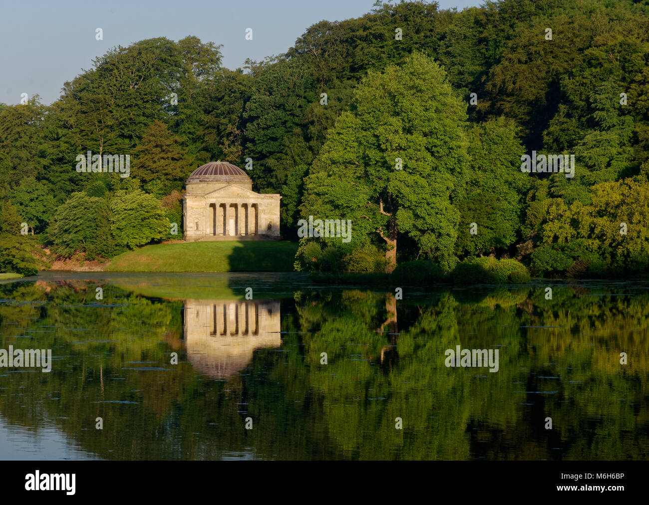 À la recherche de l'autre côté du lac, dans le soleil du matin au Panthéon à Stourhead Garden Banque D'Images