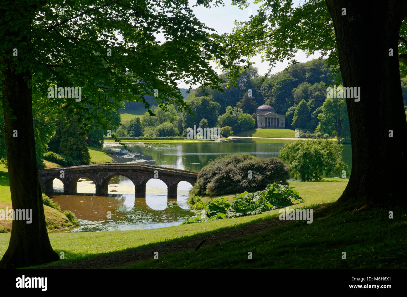 Entre les arbres à la pont palladien et le Panthéon à Stourhead Garden Banque D'Images