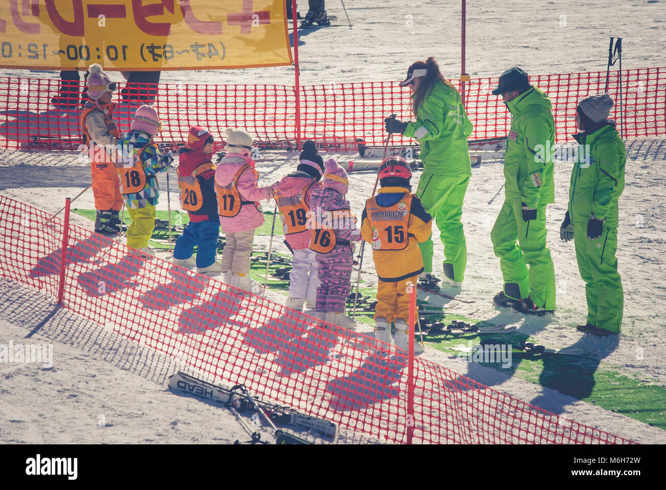 Groupe de Japonais peu cute kids ou l'étude des cours de formation au ski ski en hiver saisonnier. Banque D'Images