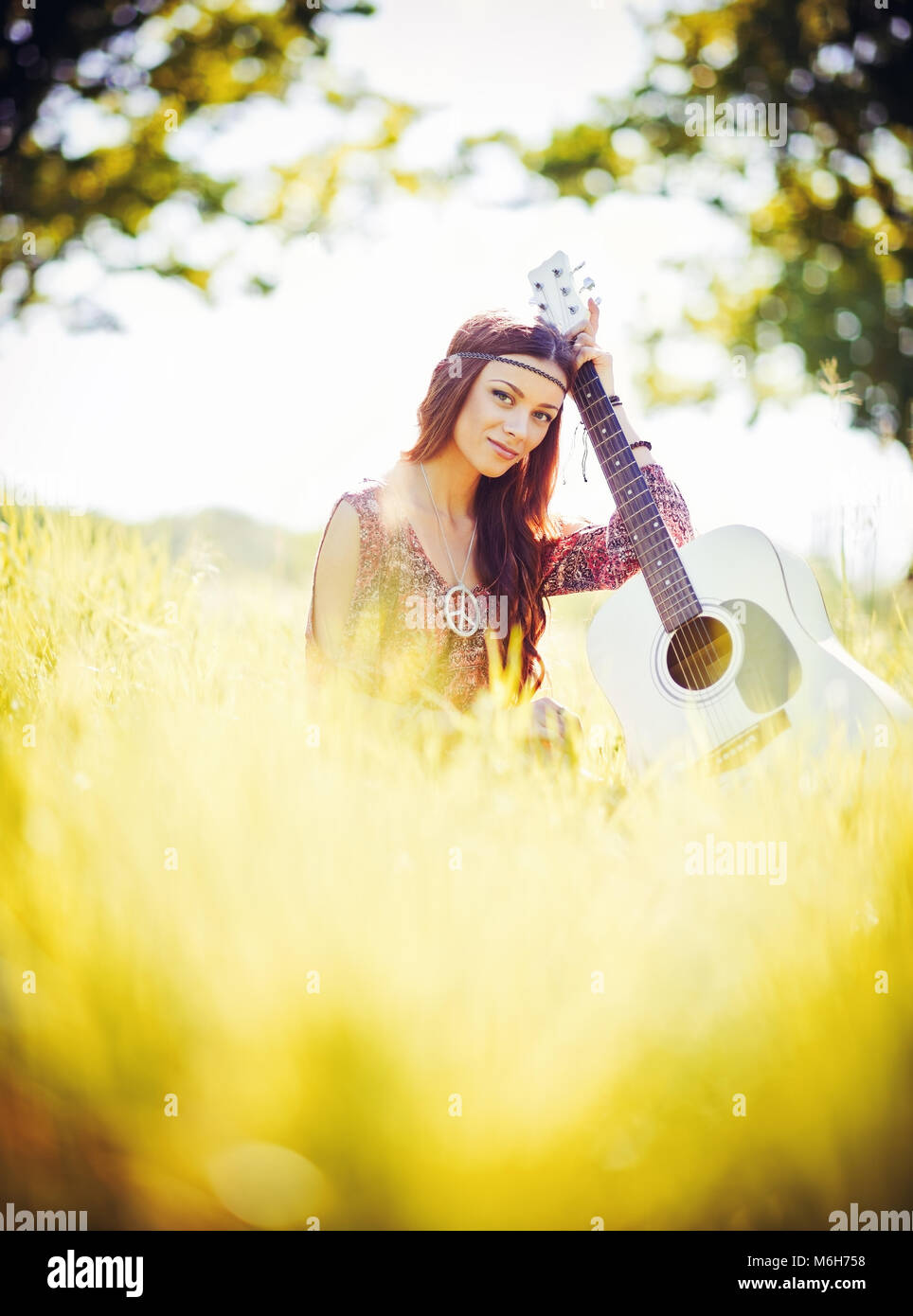 Portrait d'une belle jeune fille hippie avec guitare. Tourné en extérieur Banque D'Images