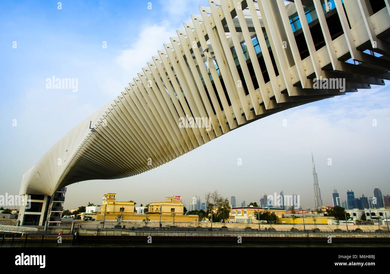 Canal de l'eau de Dubaï pont pied d'architecture moderne Banque D'Images