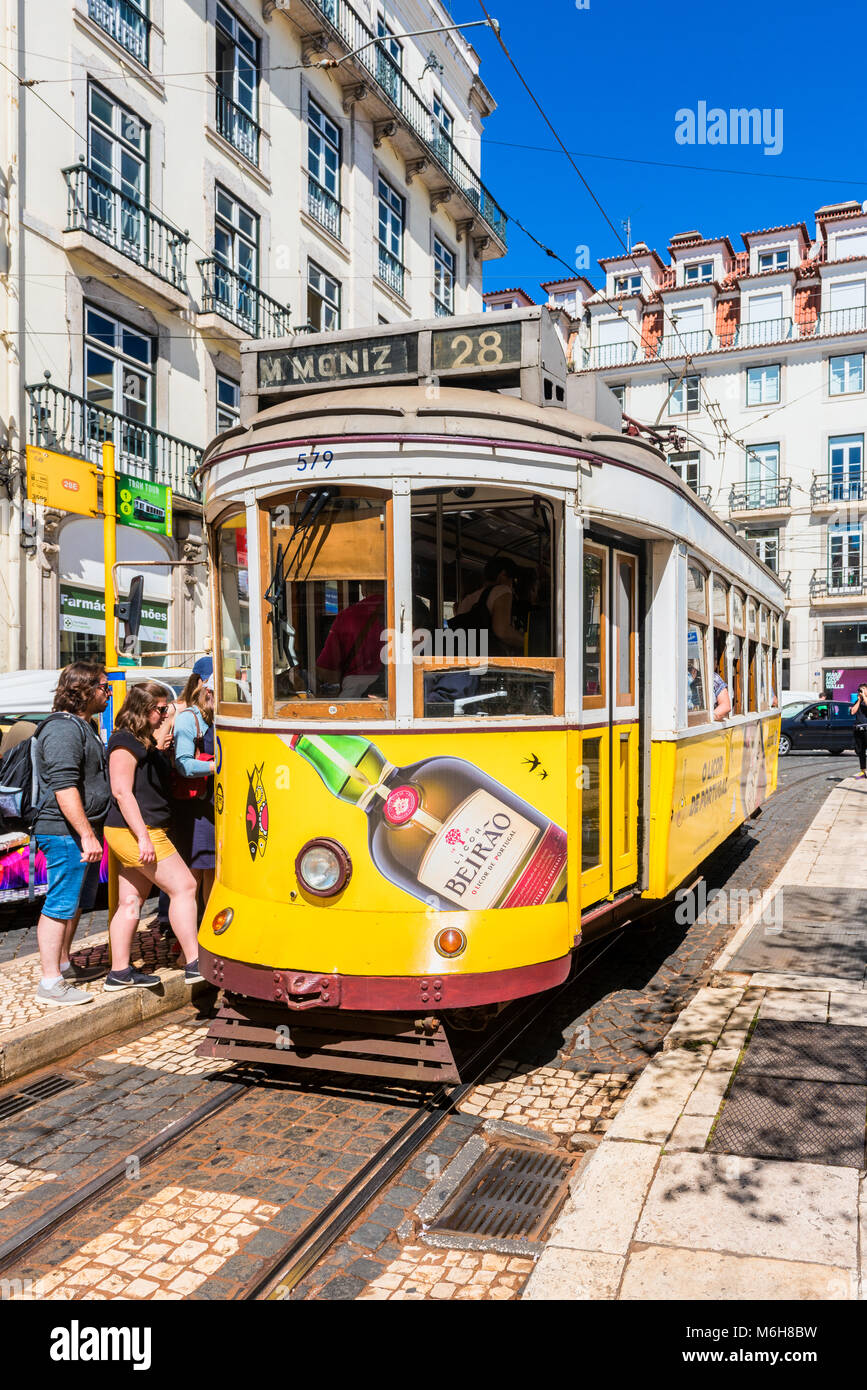 Tramway jaune vintage à Lisbonne Portugal Banque D'Images