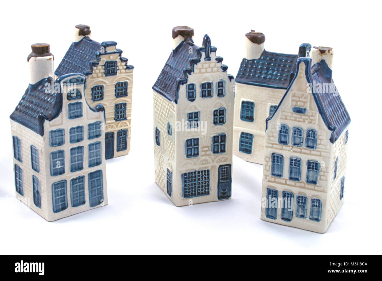 Bleu de Delft (aka dutch chine) maisons en céramique isolé sur blanc. Partie de série de maisons bleu de Delft Banque D'Images