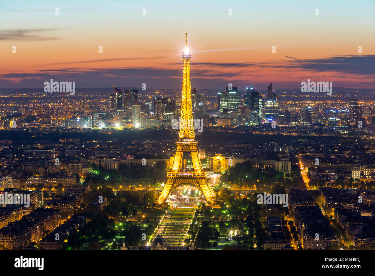 PARIS, FRANCE - 5 mai 2016 : Belle vue sur l'horizon de Paris Tour Eiffel au cours de lumière au crépuscule, Paris, France Banque D'Images