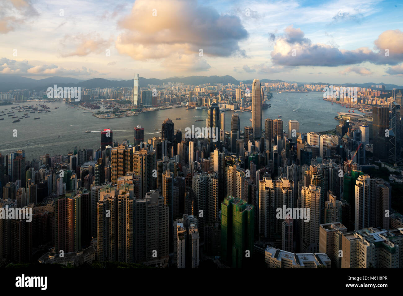 Vue aérienne de l'horizon de Hong Kong et le port de Victoria à l'heure du coucher du soleil à Hong Kong. L'Asie. Banque D'Images