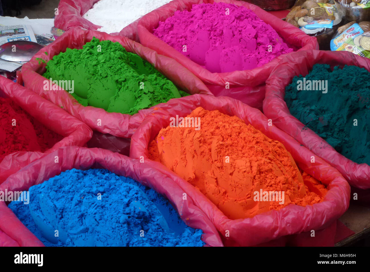 Détail d'une tikka (poudre de couleur) à vendre à un marché de rue Katmandou, Népal Banque D'Images