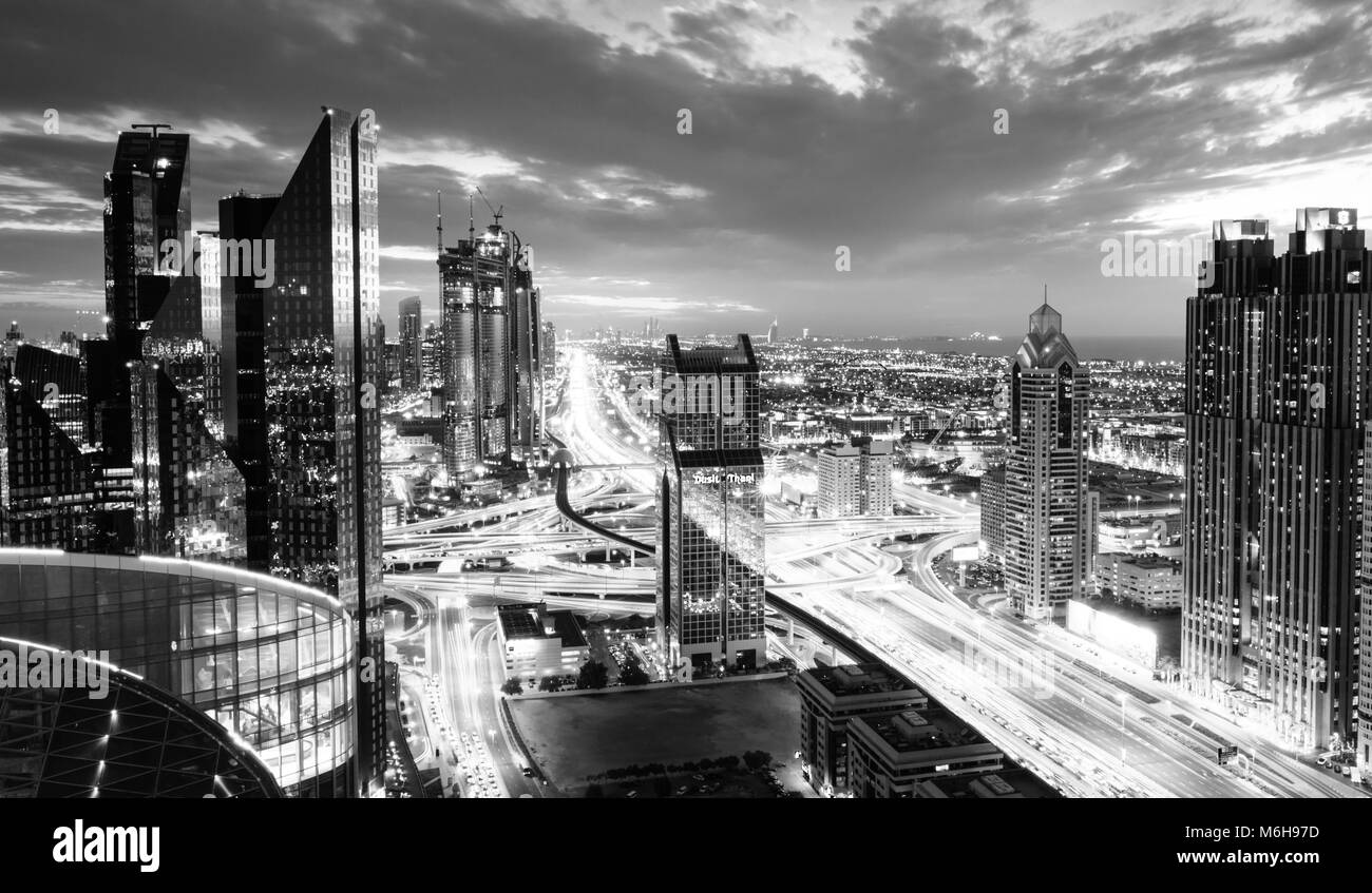 Bird's Eye View of Dubai skyline et l'heure de pointe au centre-ville de nuit Banque D'Images