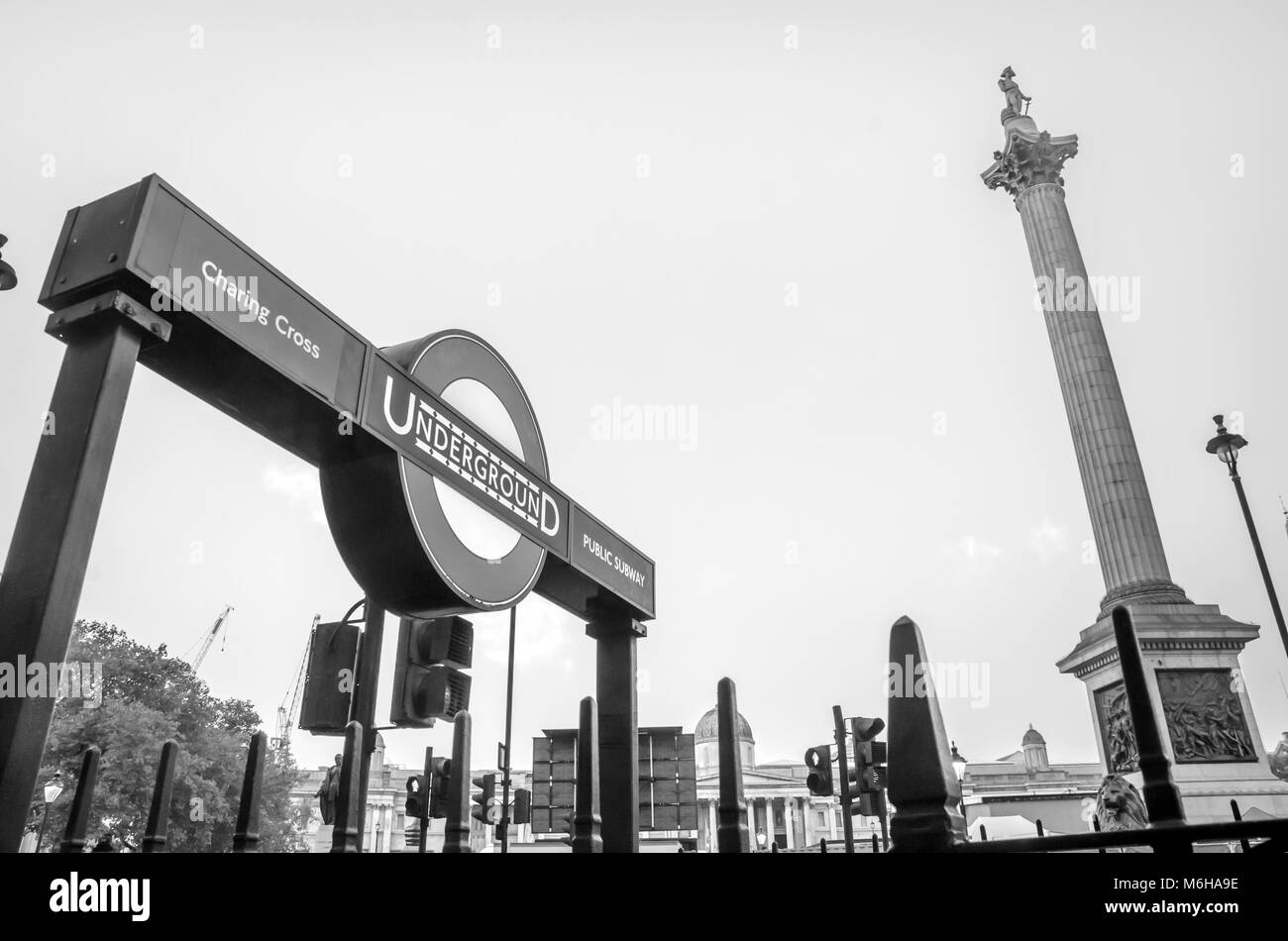 Londres, UK - OCT. 15, 2017 : signe d'entrée de la station de métro Charing Cross et colonne de l'amiral Nelson près de Trafalgar Square à Londres en Angleterre. Banque D'Images