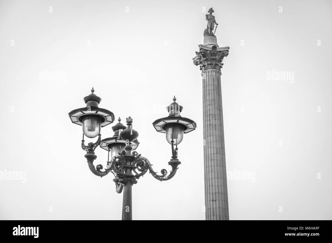 Londres, UK - OCT. 15, 2017 : la rue antique victorien lampadaire et la Colonne de Nelson, près de Trafalgar Square, Londres, Royaume-Uni. Banque D'Images