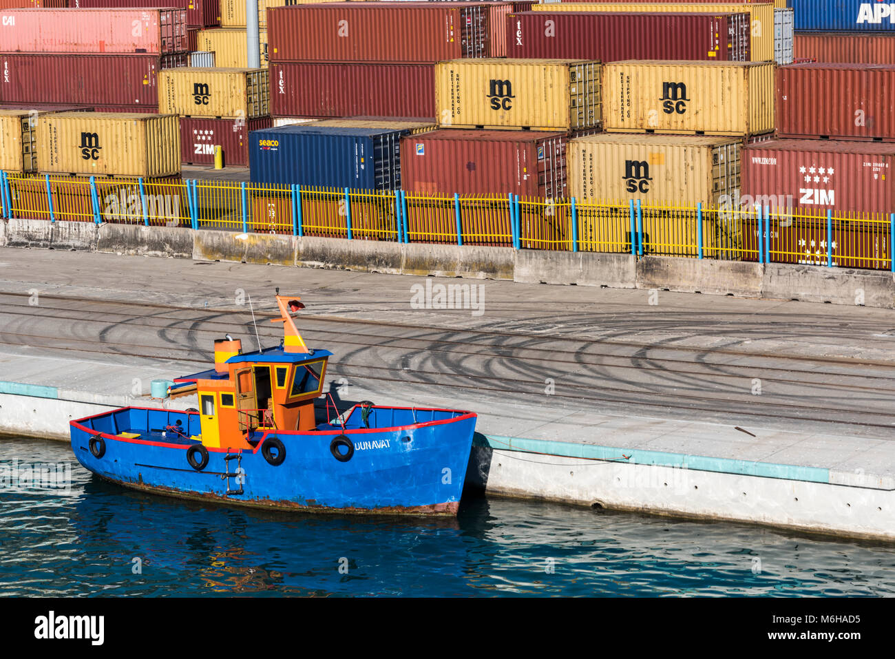 Durres, Albanie - Juillet 28, 2017 : petit bateau et de conteneurs dans le port Banque D'Images