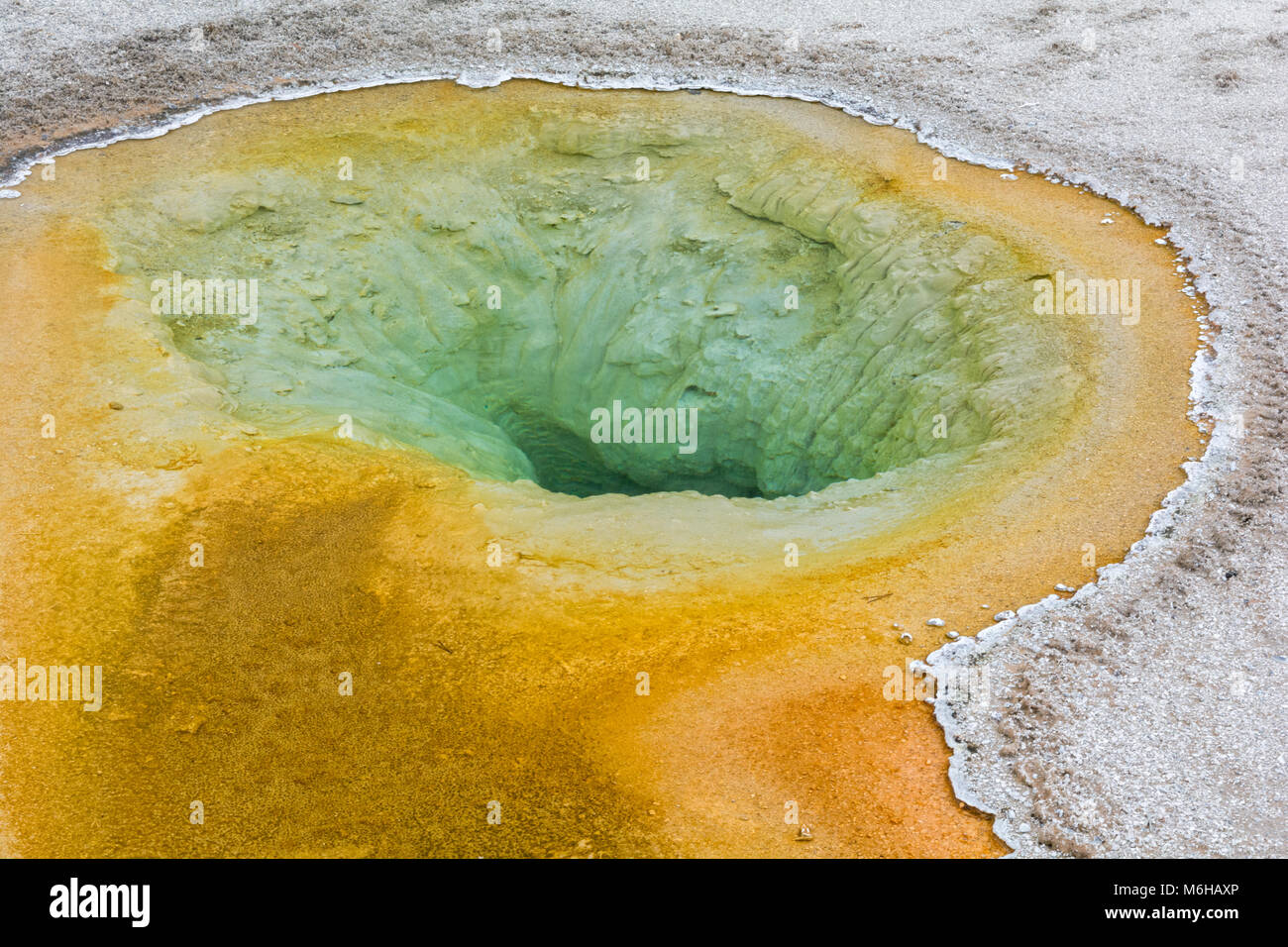 Les côtés d'une ombre trou geyser du jaune au vert le plus profondément qu'elle obtient. Banque D'Images
