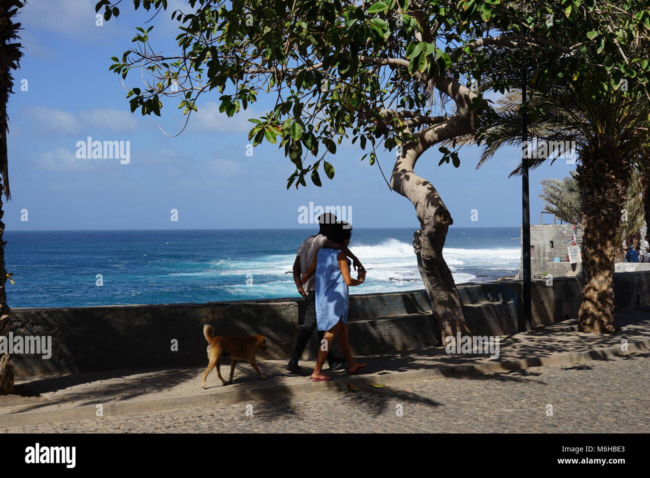 Couple marche bras dessus bras dessous à la promenade de Ponta do Sol, Santo Antao, Cap Vert Banque D'Images