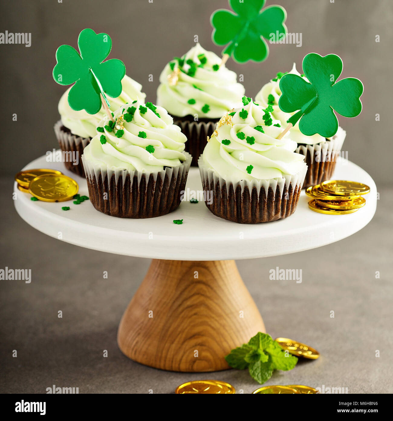 St Patricks day chocolate mint cupcakes Banque D'Images