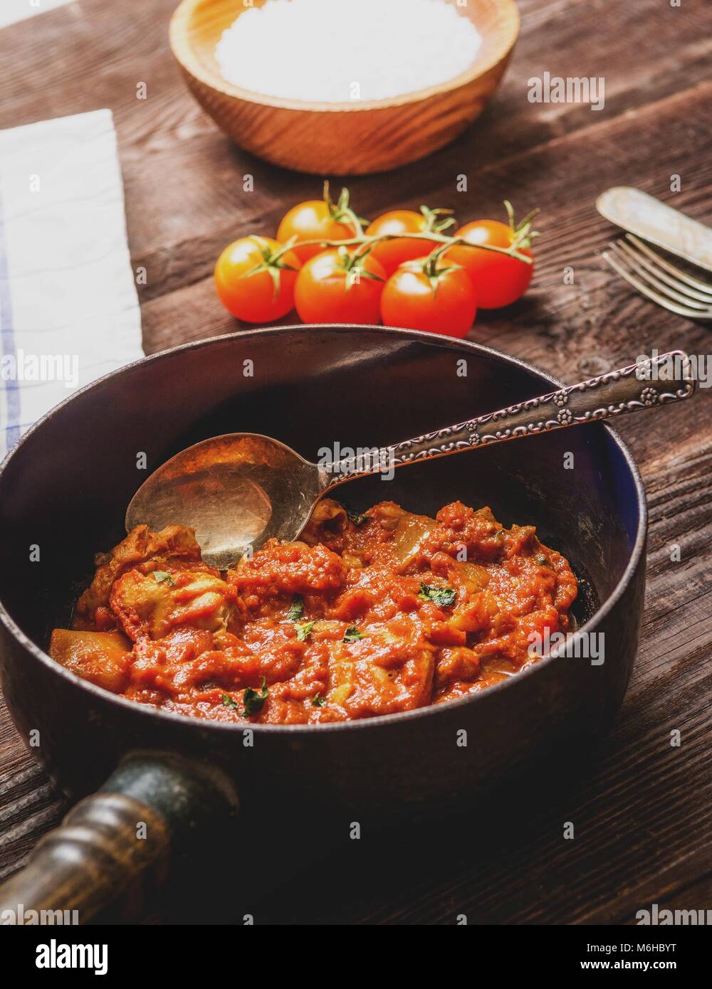 La cuisine indienne traditionnelle. Tikka masala épicé avec du riz sur la table en bois Banque D'Images