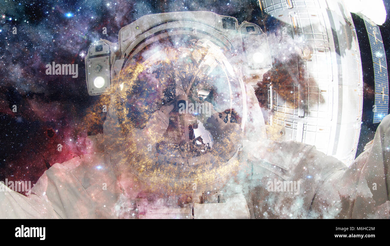 Astronaute dans l'espace extra-atmosphérique. L'art de la science-fiction des éléments de l'image fournie par la NASA. Banque D'Images