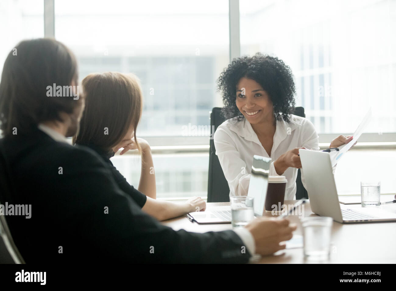 Smiling african american businesswoman discuter affaires docum Banque D'Images
