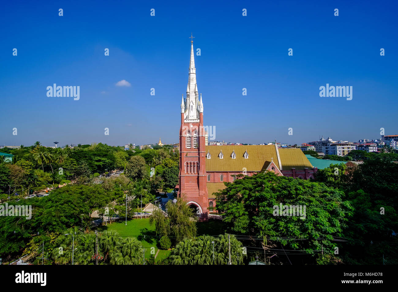 La Cathédrale Holy Trinity est situé dans un parc au centre de la ville Banque D'Images