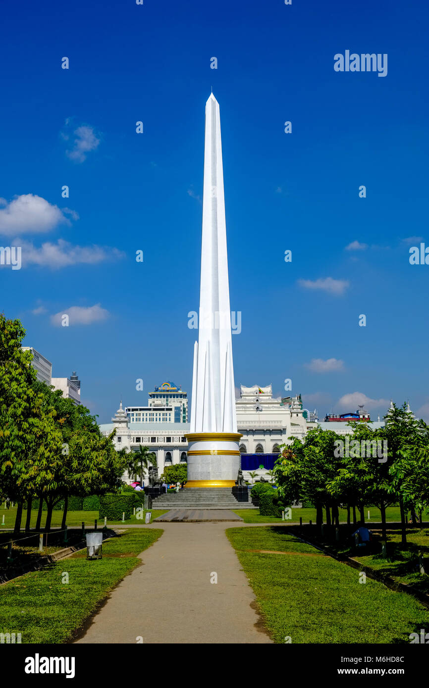Le Monument de l'indépendance est situé dans le Maha Bandula Park dans le centre de la ville Banque D'Images