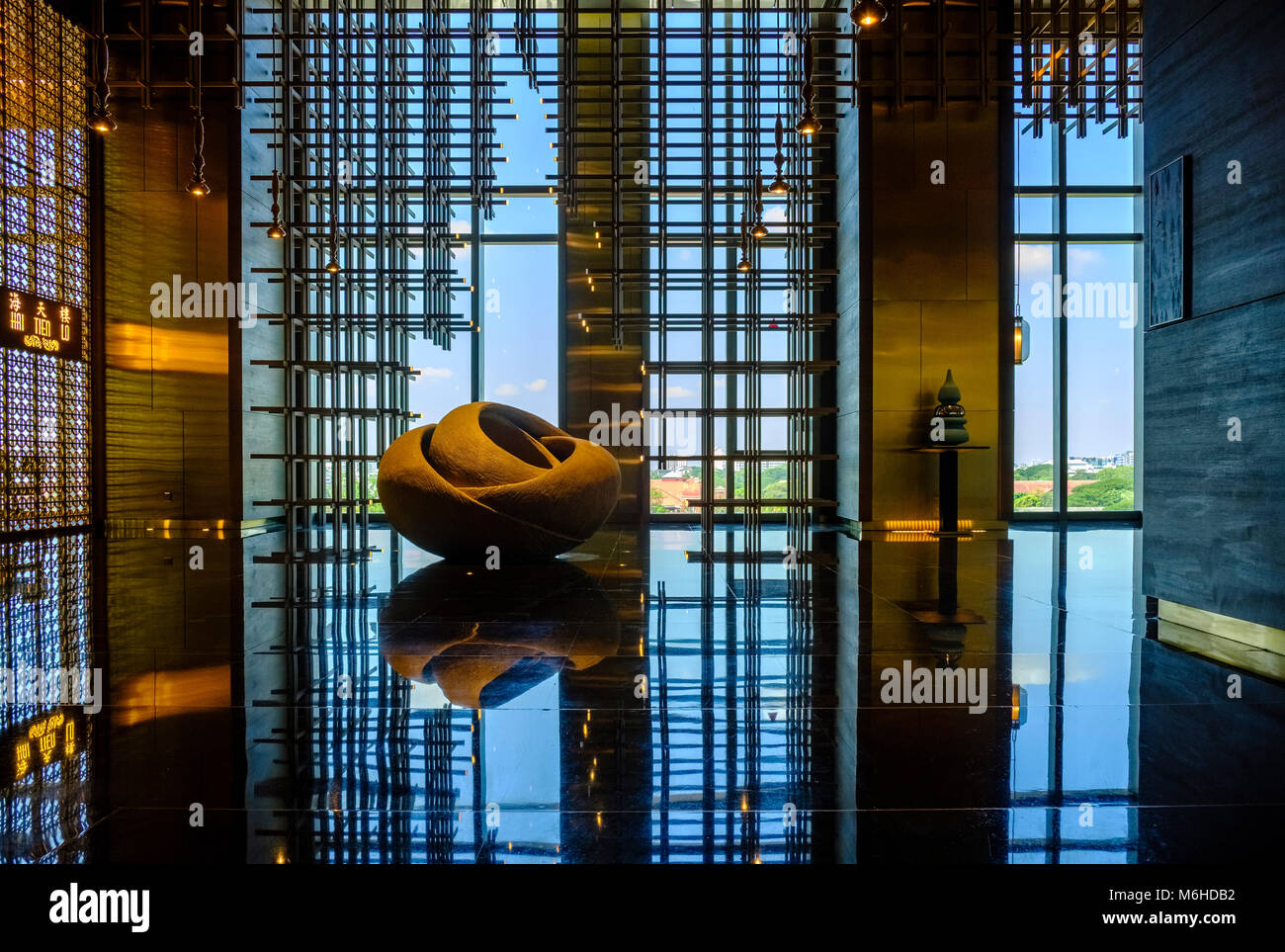 L'art de l'architecture intérieur d'un bâtiment d'affaires moderne avec de grandes façades en verre dans le centre de la ville Banque D'Images