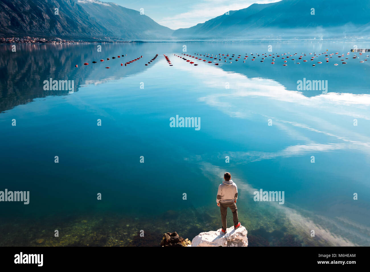 L'homme sur la montagne avec les bras levés. Succès et gagner concept. Banque D'Images