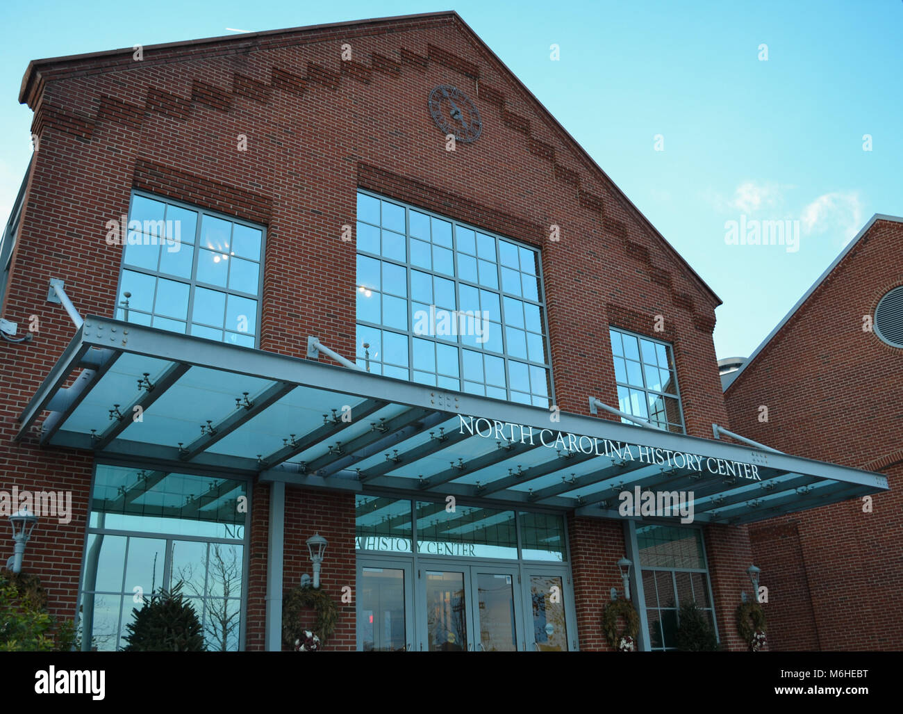 Les bâtiments de brique dans le centre-ville de New Bern, NC - l'Église et d'un centre d'accueil, visiter, prendre sa retraite, vivre, travailler et jouer dans l'est de la Caroline du Nord. Banque D'Images