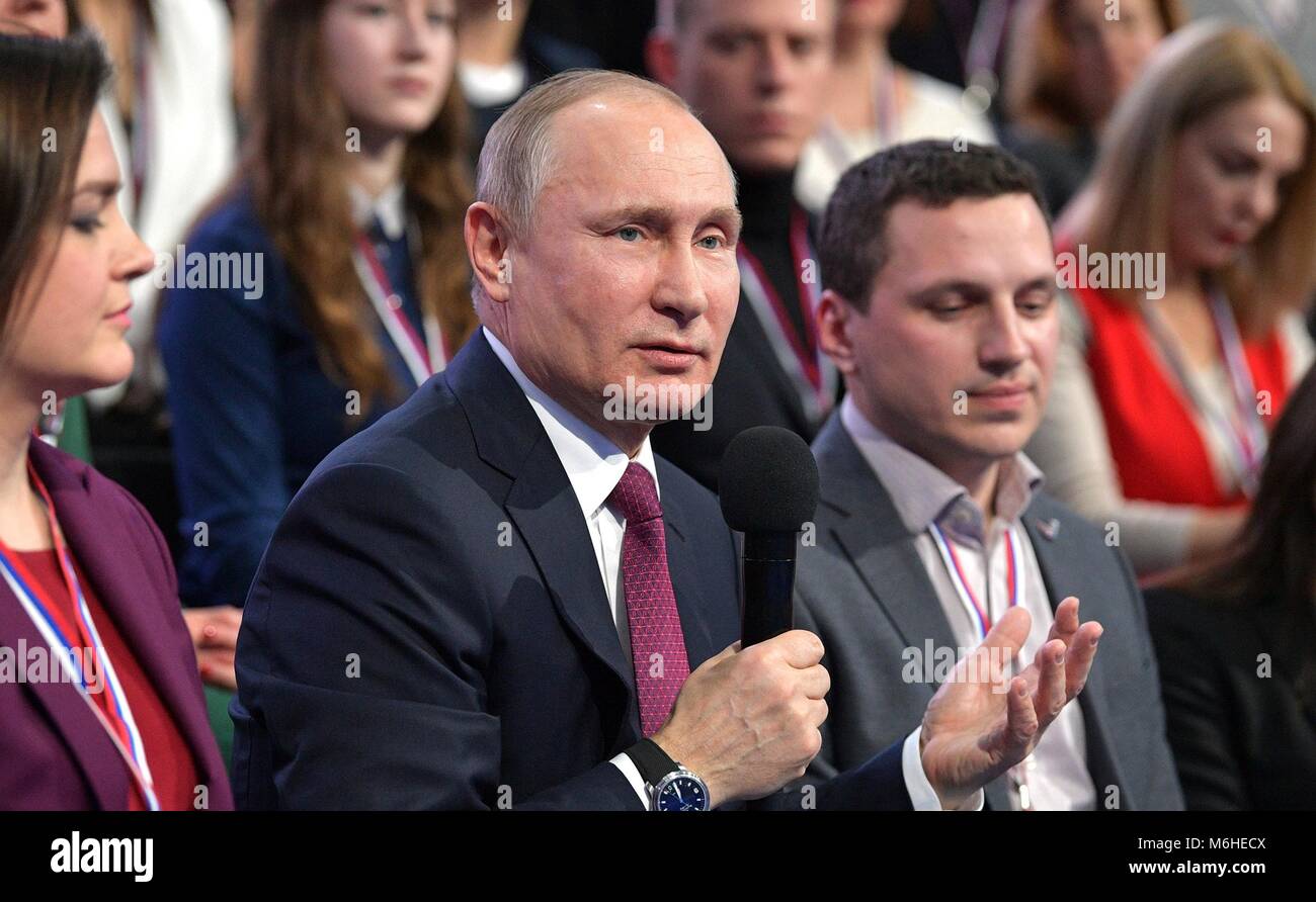 Le président russe Vladimir Poutine s'adresse aux membres de la Cinquième Vérité et Justice Media Forum, organisé par le Front populaire russe le 2 mars 2018 à Kaliningrad, Russie. Banque D'Images