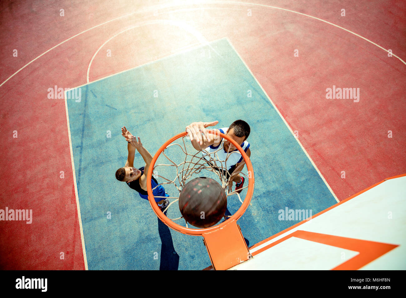 Portrait de joueur de basket-ball Basket dunk en hoop Banque D'Images