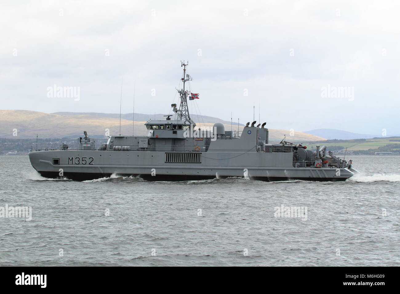 KNM Rauma (M352), un dragueur de mines de la classe-Alta exploités par la Marine royale norvégienne, passant Greenock au début de l'exercice Joint Warrior 17-2. Banque D'Images