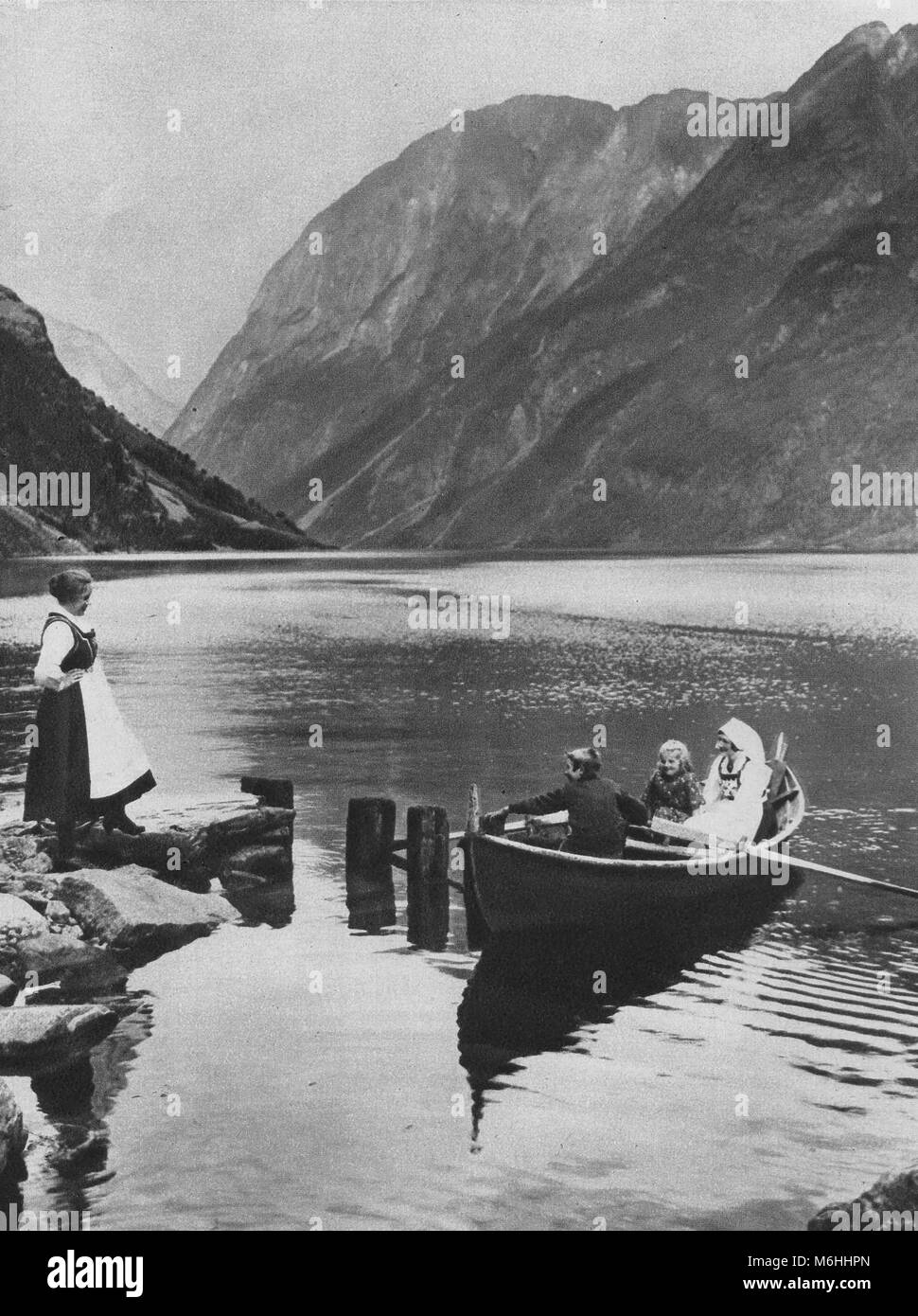 Ferry à Gudvangen, la Norvège sur le Fjord ( Naero) Nærøyfjord - circa 1920 Banque D'Images