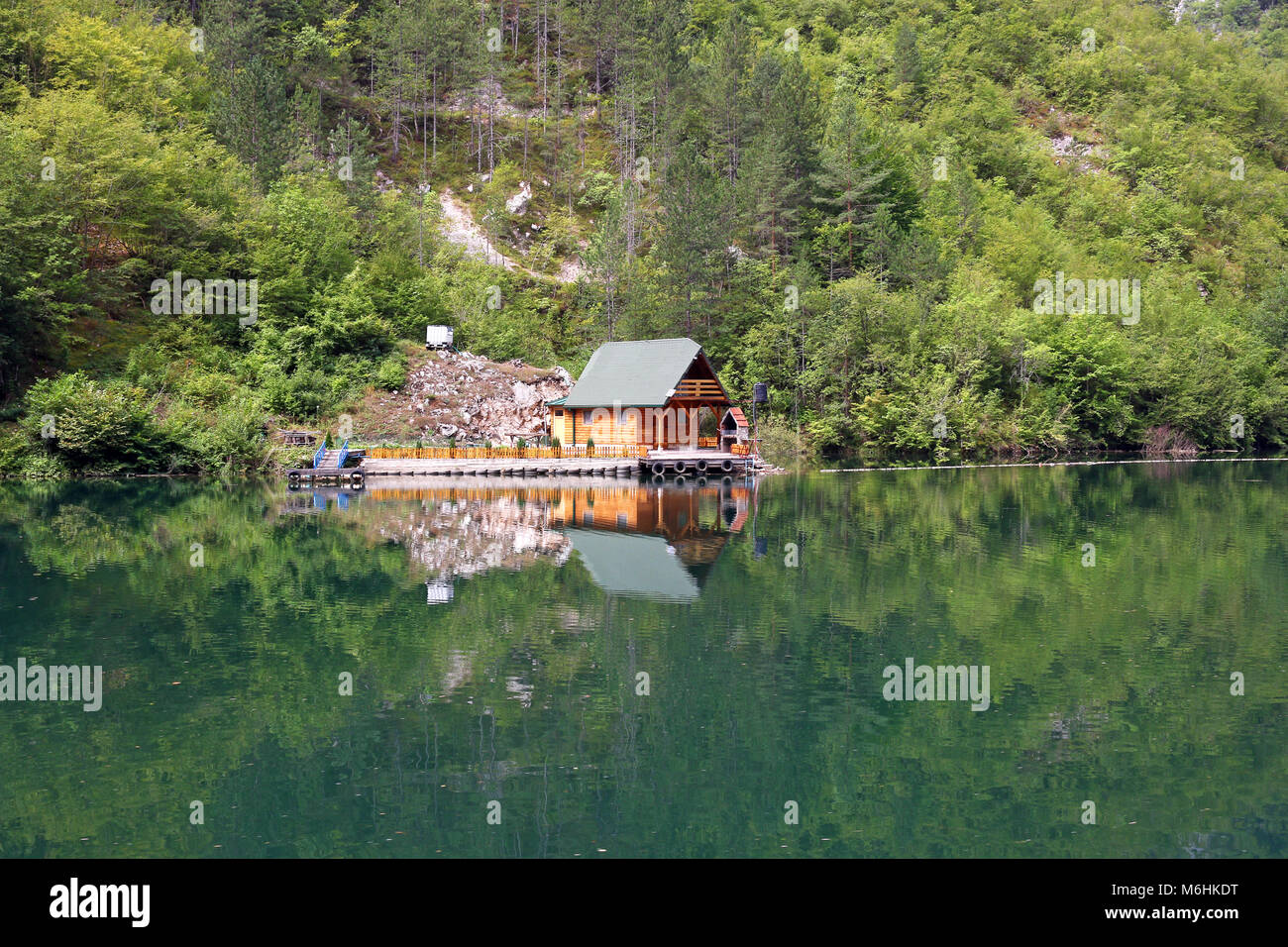 Chalet en bois sur rivière paysage Banque D'Images