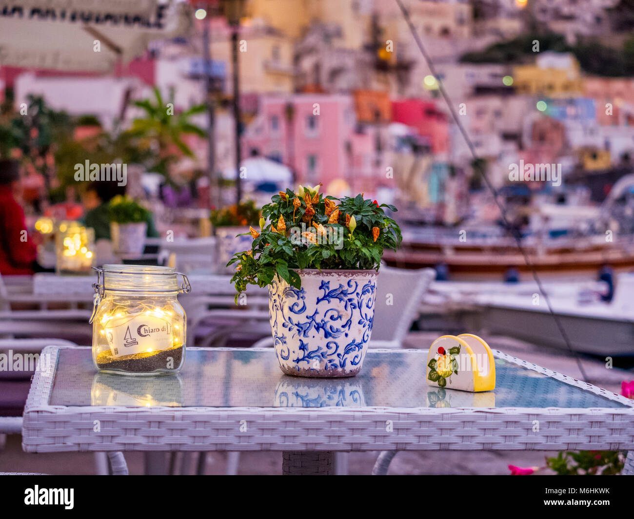 Restaurant de fruits de mer en plein air sur l'île de Procida, Italie Banque D'Images