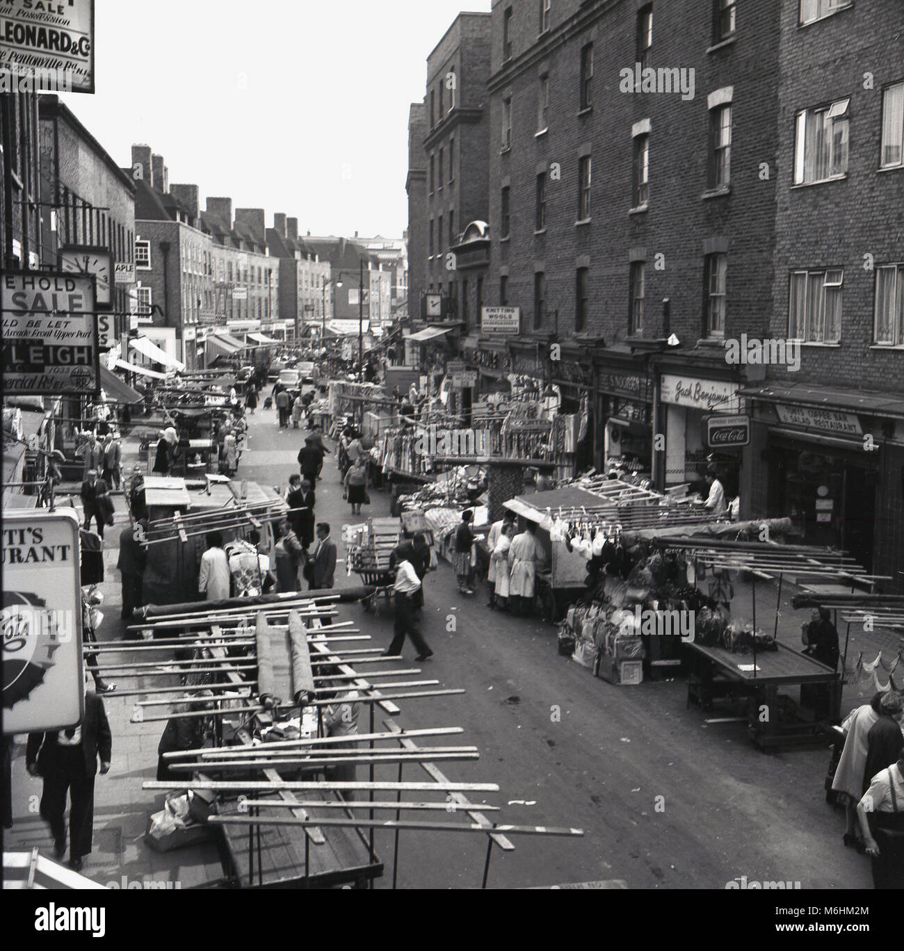 Années 1960, historique, à Londres, une vue vers le bas, et la rue Wentworth mi-semaine traditionnel marché Petticoat Lane dans l'Est, l'un des marchés le plus ancien de la ville. Banque D'Images