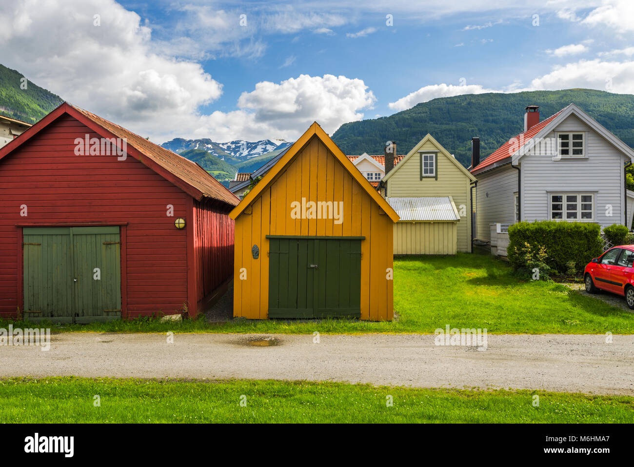 Les hangars à bateaux colorés et sur la montagne, de la Norvège, de cabanes de bois dans la région de Vik i Sogn, le Sognefjorden Banque D'Images