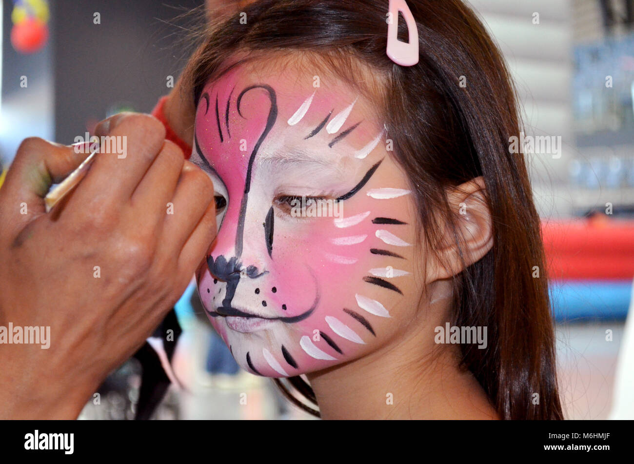 Une jolie petite fille avec Tiger très détaillée la peinture du visage. Banque D'Images