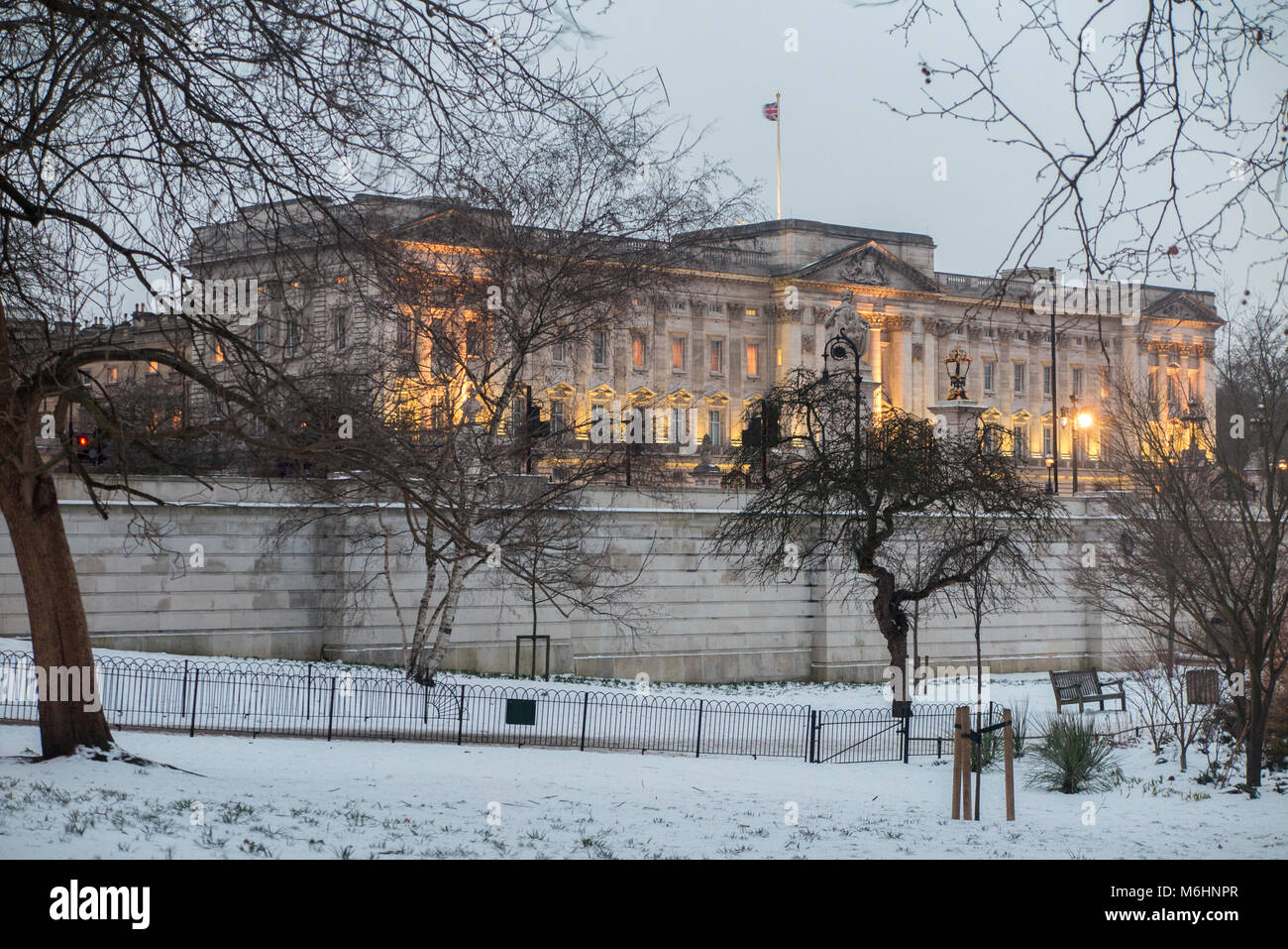 St James's Park et Buckingham Palace dans la neige Banque D'Images