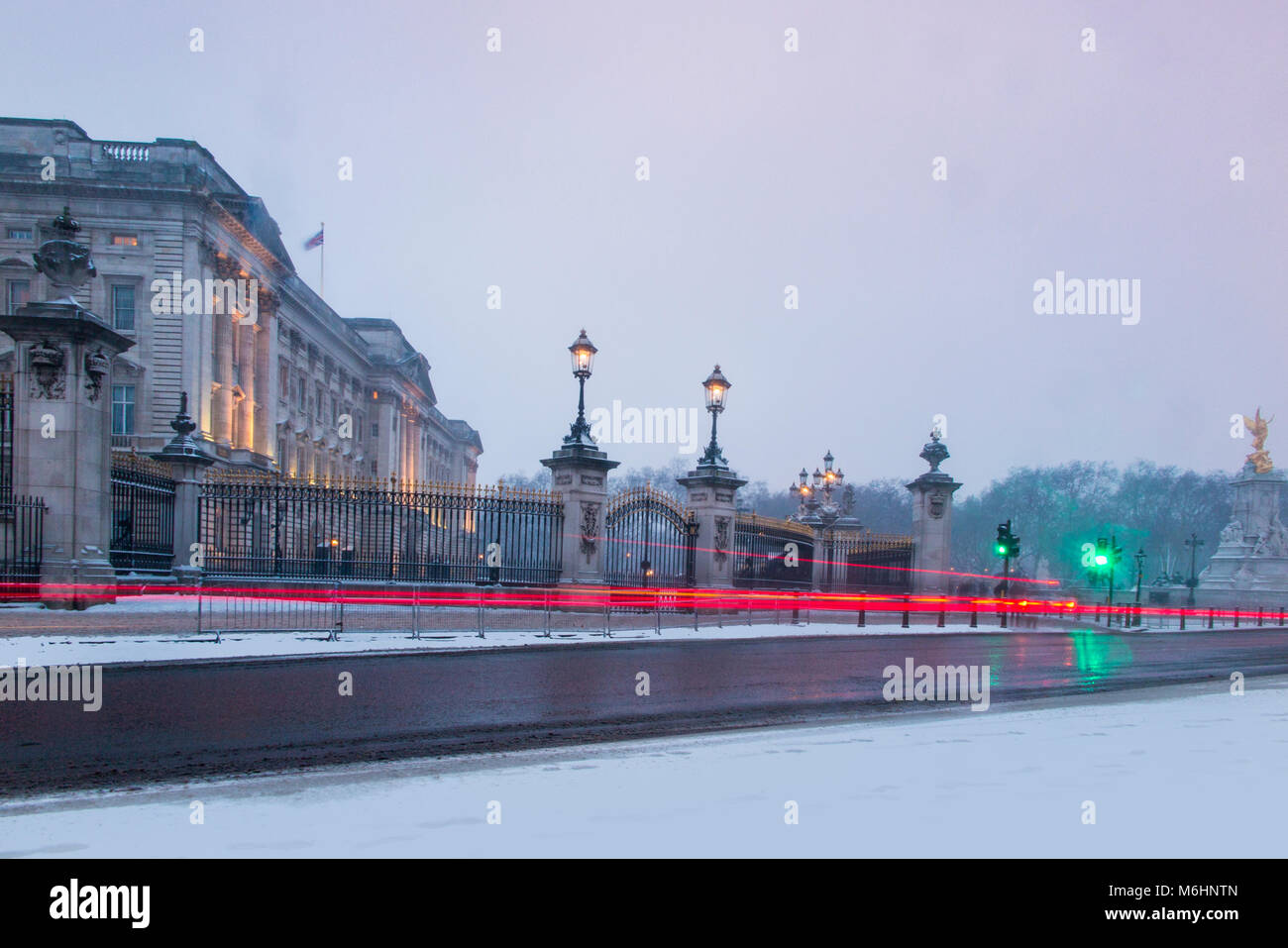 Le palais de Buckingham dans la neige Banque D'Images