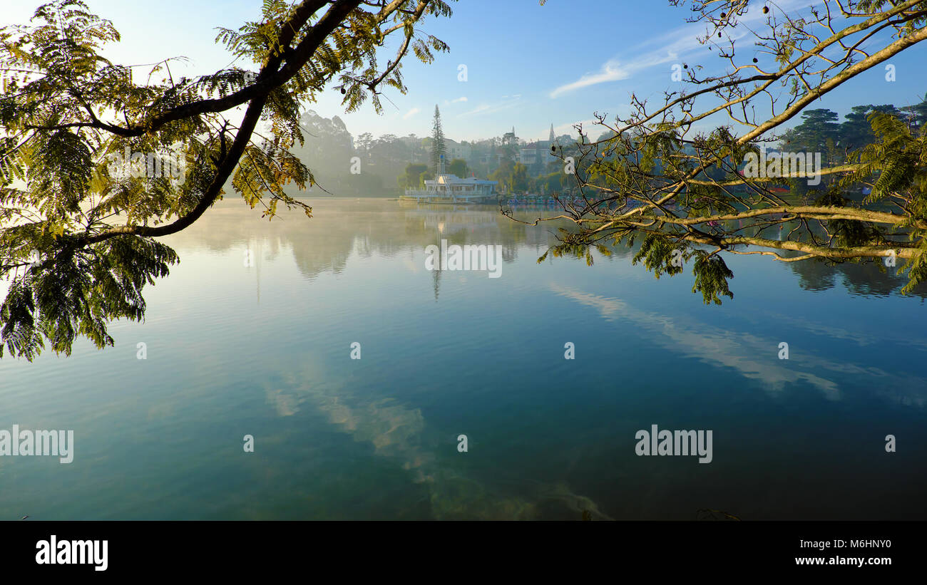 Thuy Ta restaurant de Da Lat vue sur la ville à partir de la branche de l'arbre flamboyant, vieux et petit restaurant également symbole de Dalat que situé sur le lac Xuan Huong Banque D'Images