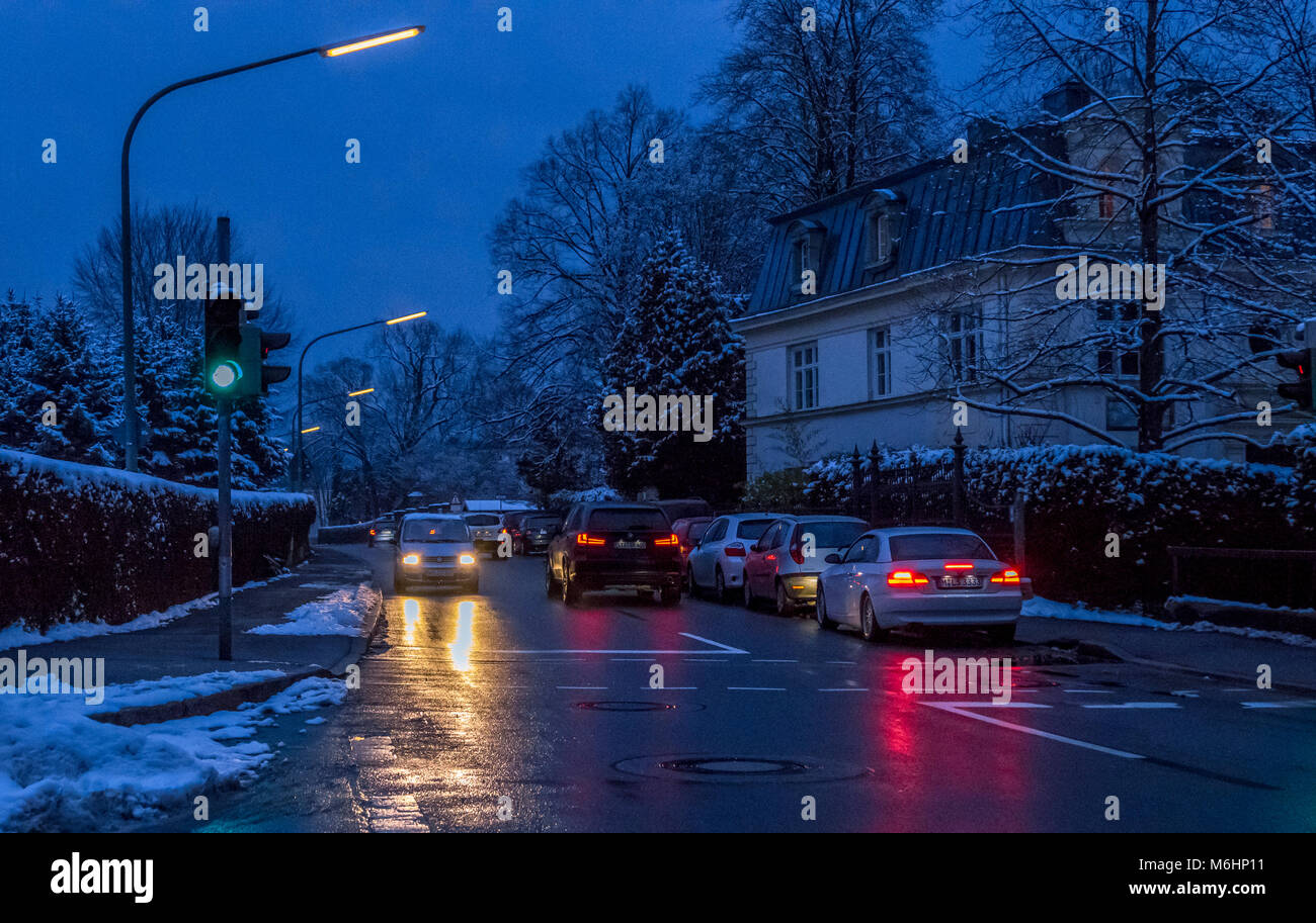 Le trafic routier dans un village en hiver la nuit, Tutzing, Bavière, Allemagne, Europe Banque D'Images